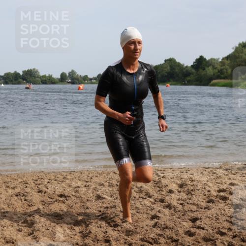 15.06.2025 - 27. Vierlanden-Triathlon Lena Gebhardt http://msf.ph/oto/8020536 15.06.2025 10:17:54 Schwimmen 515, 522, 563, 571 meine-sportfotos.de