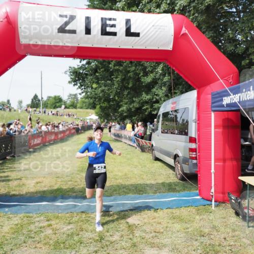 21.06.2025 - 27. Vierlanden-Triathlon MichiJ http://msf.ph/oto/8020538 15.06.2026 11:36:04 Ziel 477, 542 meine-sportfotos.de