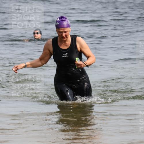 15.06.2025 - 27. Vierlanden-Triathlon Lena Gebhardt http://msf.ph/oto/8020551 15.06.2025 10:17:56 Schwimmen 515, 522, 550, 563, 571, 629 meine-sportfotos.de