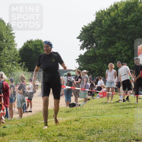 15.06.2025 - 27. Vierlanden-Triathlon KatJ http://msf.ph/oto/8020552 15.06.2025 10:20:36 Schwimmen 619 meine-sportfotos.de