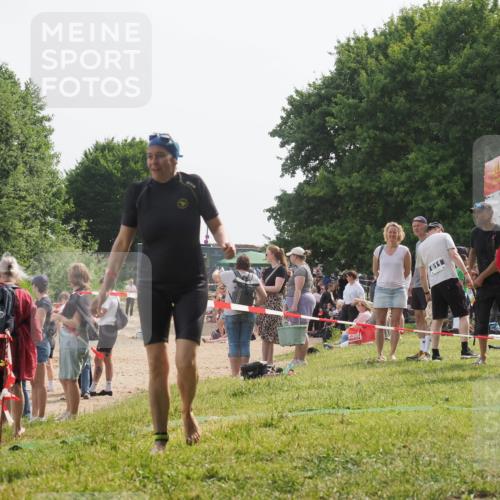 15.06.2025 - 27. Vierlanden-Triathlon KatJ http://msf.ph/oto/8020560 15.06.2025 10:20:36 Schwimmen 619 meine-sportfotos.de