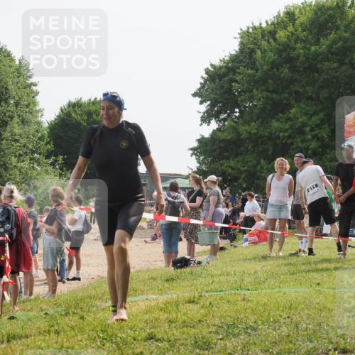 15.06.2025 - 27. Vierlanden-Triathlon KatJ http://msf.ph/oto/8020565 15.06.2025 10:20:36 Schwimmen 619 meine-sportfotos.de