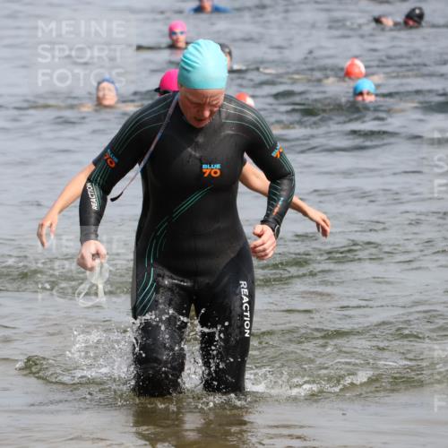 15.06.2025 - 27. Vierlanden-Triathlon Lena Gebhardt http://msf.ph/oto/8020566 15.06.2025 10:17:58 Schwimmen 515, 522, 550, 563, 571, 629 meine-sportfotos.de