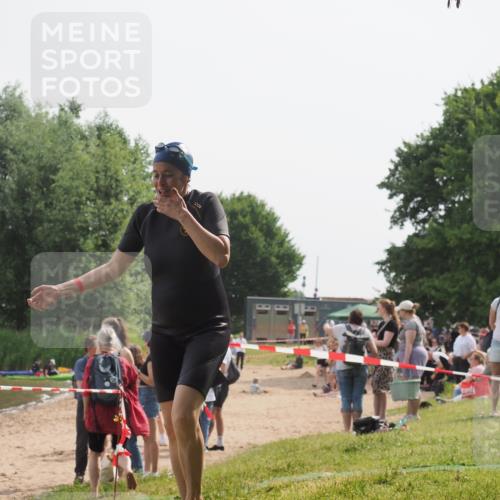15.06.2025 - 27. Vierlanden-Triathlon KatJ http://msf.ph/oto/8020572 15.06.2025 10:20:37 Schwimmen 619 meine-sportfotos.de