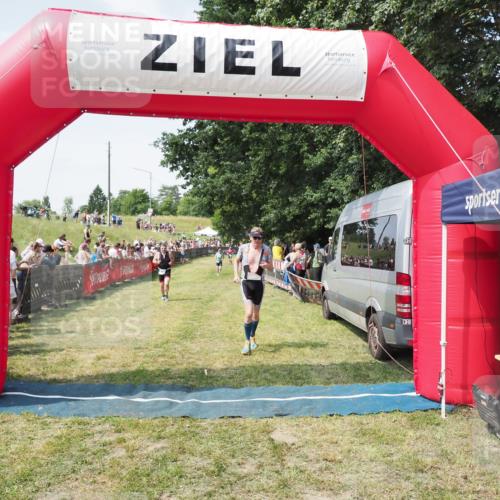 21.06.2025 - 27. Vierlanden-Triathlon MichiJ http://msf.ph/oto/8020577 15.06.2026 11:36:15 Ziel 378, 403 meine-sportfotos.de