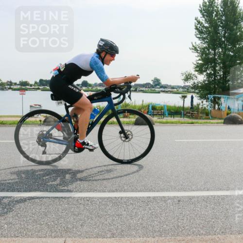 15.06.2025 - 27. Vierlanden-Triathlon H.Heesch http://msf.ph/oto/8020578 15.06.2025 09:48:05 Radfahren 219 meine-sportfotos.de