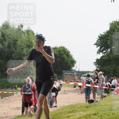 15.06.2025 - 27. Vierlanden-Triathlon KatJ http://msf.ph/oto/8020580 15.06.2025 10:20:37 Schwimmen 619 meine-sportfotos.de