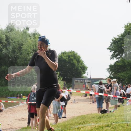 15.06.2025 - 27. Vierlanden-Triathlon KatJ http://msf.ph/oto/8020585 15.06.2025 10:20:37 Schwimmen 619 meine-sportfotos.de