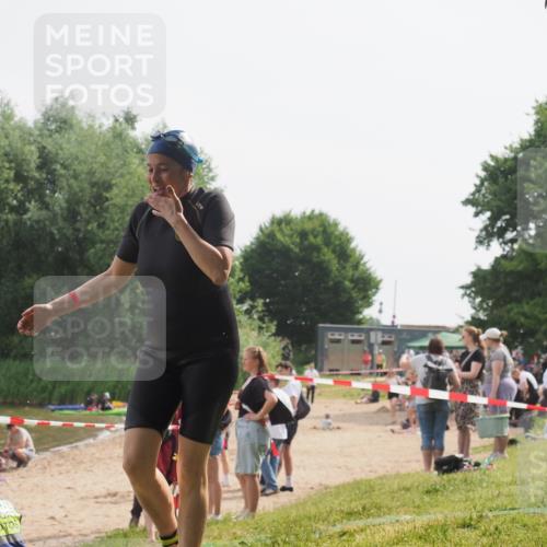 15.06.2025 - 27. Vierlanden-Triathlon KatJ http://msf.ph/oto/8020590 15.06.2025 10:20:37 Schwimmen 619 meine-sportfotos.de