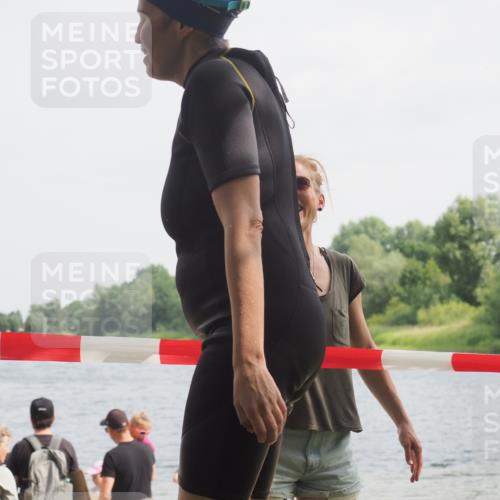 15.06.2025 - 27. Vierlanden-Triathlon KatJ http://msf.ph/oto/8020607 15.06.2025 10:20:41 Schwimmen 619 meine-sportfotos.de