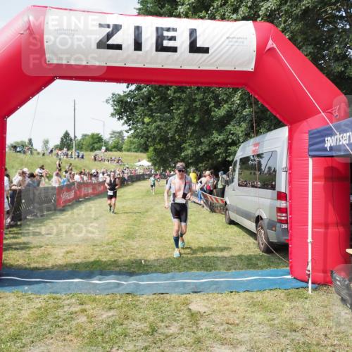 21.06.2025 - 27. Vierlanden-Triathlon MichiJ http://msf.ph/oto/8020613 15.06.2026 11:36:15 Ziel 378, 403 meine-sportfotos.de