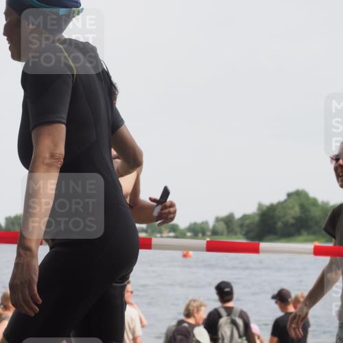 15.06.2025 - 27. Vierlanden-Triathlon KatJ http://msf.ph/oto/8020641 15.06.2025 10:20:42 Schwimmen 619 meine-sportfotos.de