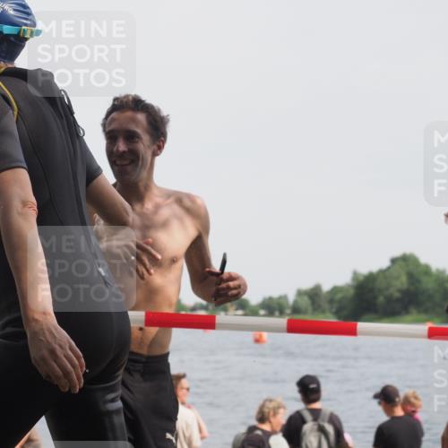 15.06.2025 - 27. Vierlanden-Triathlon KatJ http://msf.ph/oto/8020645 15.06.2025 10:20:42 Schwimmen 619 meine-sportfotos.de