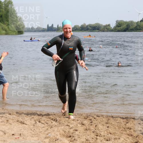 15.06.2025 - 27. Vierlanden-Triathlon Lena Gebhardt http://msf.ph/oto/8020665 15.06.2025 10:18:02 Schwimmen 515, 550, 571, 629 meine-sportfotos.de