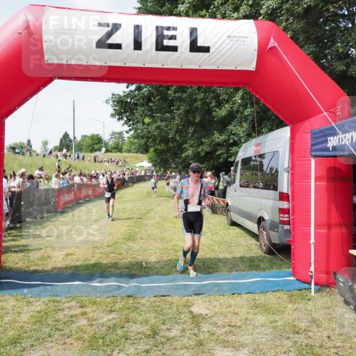 21.06.2025 - 27. Vierlanden-Triathlon MichiJ http://msf.ph/oto/8020677 15.06.2026 11:36:15 Ziel 378, 403 meine-sportfotos.de
