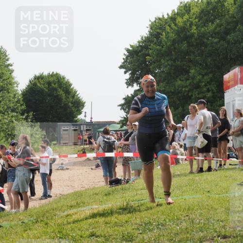 15.06.2025 - 27. Vierlanden-Triathlon KatJ http://msf.ph/oto/8020678 15.06.2025 10:22:03 Schwimmen 538 meine-sportfotos.de