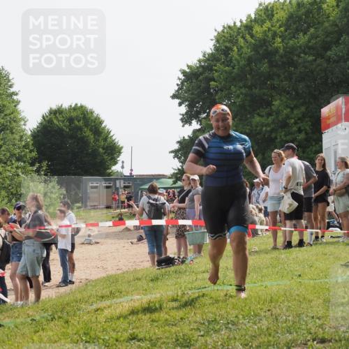 15.06.2025 - 27. Vierlanden-Triathlon KatJ http://msf.ph/oto/8020681 15.06.2025 10:22:03 Schwimmen 538 meine-sportfotos.de