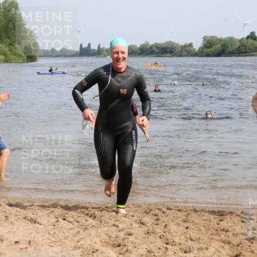 15.06.2025 - 27. Vierlanden-Triathlon Lena Gebhardt http://msf.ph/oto/8020682 15.06.2025 10:18:02 Schwimmen 515, 550, 571, 629 meine-sportfotos.de