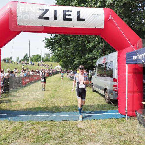 21.06.2025 - 27. Vierlanden-Triathlon MichiJ http://msf.ph/oto/8020694 15.06.2026 11:36:16 Ziel 378, 403 meine-sportfotos.de