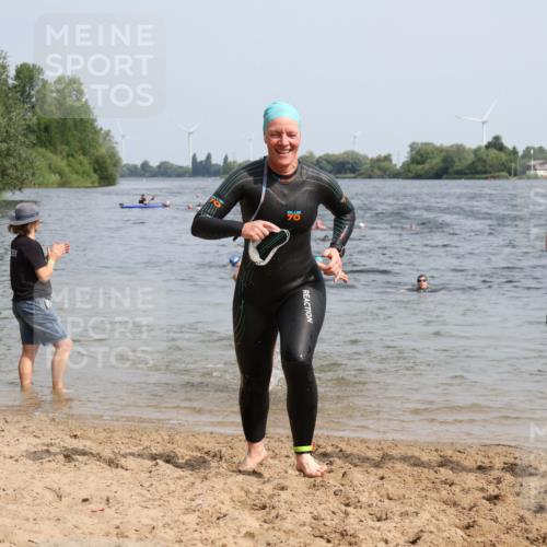 15.06.2025 - 27. Vierlanden-Triathlon Lena Gebhardt http://msf.ph/oto/8020697 15.06.2025 10:18:03 Schwimmen 515, 550, 571, 629 meine-sportfotos.de