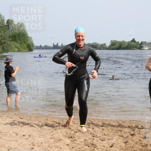 15.06.2025 - 27. Vierlanden-Triathlon Lena Gebhardt http://msf.ph/oto/8020701 15.06.2025 10:18:03 Schwimmen 515, 550, 571, 629 meine-sportfotos.de