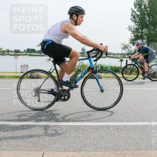 15.06.2025 - 27. Vierlanden-Triathlon H.Heesch http://msf.ph/oto/8020709 15.06.2025 10:26:40 Radfahren 19, 220, 380, 526, 571 meine-sportfotos.de