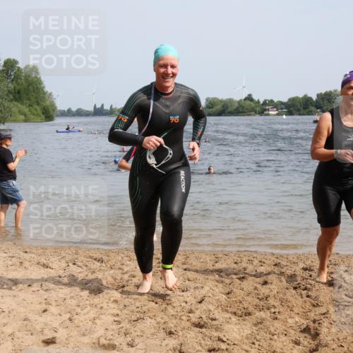 15.06.2025 - 27. Vierlanden-Triathlon Lena Gebhardt http://msf.ph/oto/8020711 15.06.2025 10:18:03 Schwimmen 515, 550, 571, 629 meine-sportfotos.de