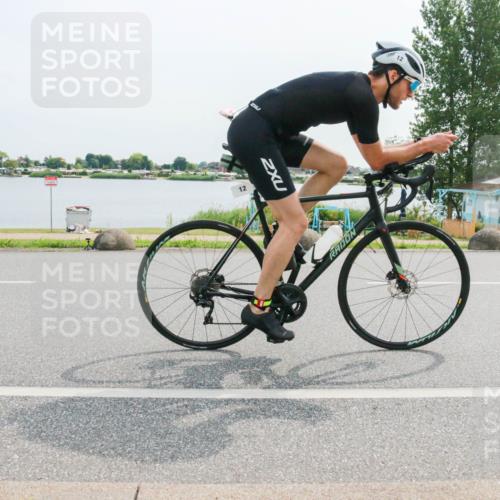 15.06.2025 - 27. Vierlanden-Triathlon H.Heesch http://msf.ph/oto/8020718 15.06.2025 10:26:46 Radfahren 12, 162, 194, 445, 526, 571 meine-sportfotos.de