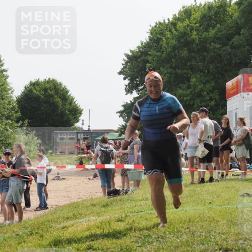 15.06.2025 - 27. Vierlanden-Triathlon KatJ http://msf.ph/oto/8020729 15.06.2025 10:22:04 Schwimmen 538 meine-sportfotos.de