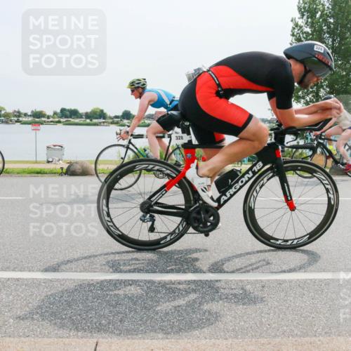 15.06.2025 - 27. Vierlanden-Triathlon H.Heesch http://msf.ph/oto/8020730 15.06.2025 10:26:53 Radfahren 328, 537, 547, 562, 575 meine-sportfotos.de