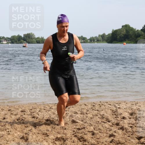 15.06.2025 - 27. Vierlanden-Triathlon Lena Gebhardt http://msf.ph/oto/8020732 15.06.2025 10:18:04 Schwimmen 515, 550, 571, 629 meine-sportfotos.de