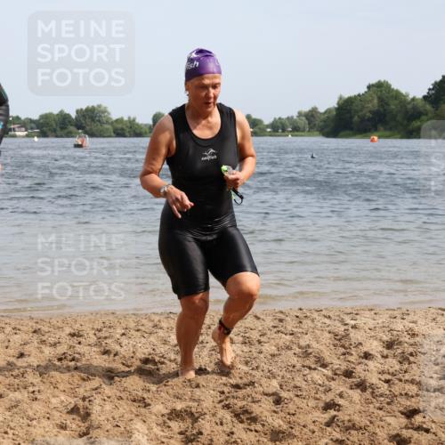15.06.2025 - 27. Vierlanden-Triathlon Lena Gebhardt http://msf.ph/oto/8020748 15.06.2025 10:18:04 Schwimmen 515, 550, 571, 629 meine-sportfotos.de