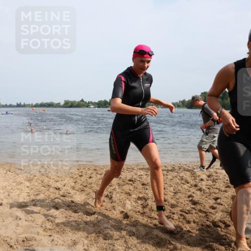 15.06.2025 - 27. Vierlanden-Triathlon Lena Gebhardt http://msf.ph/oto/8020765 15.06.2025 10:18:05 Schwimmen 515, 550, 568, 629 meine-sportfotos.de
