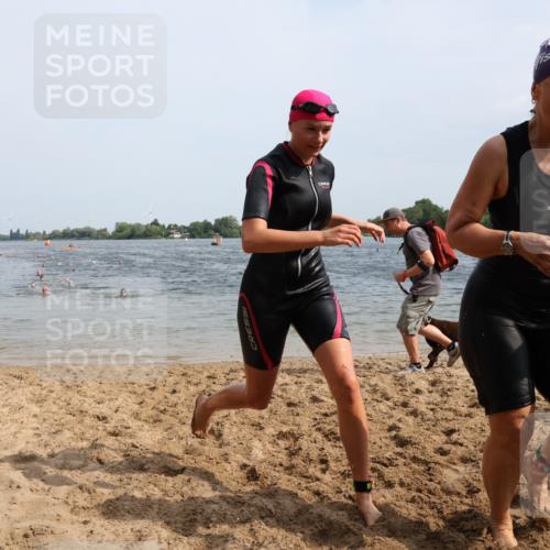 15.06.2025 - 27. Vierlanden-Triathlon Lena Gebhardt http://msf.ph/oto/8020781 15.06.2025 10:18:05 Schwimmen 515, 550, 568, 629 meine-sportfotos.de