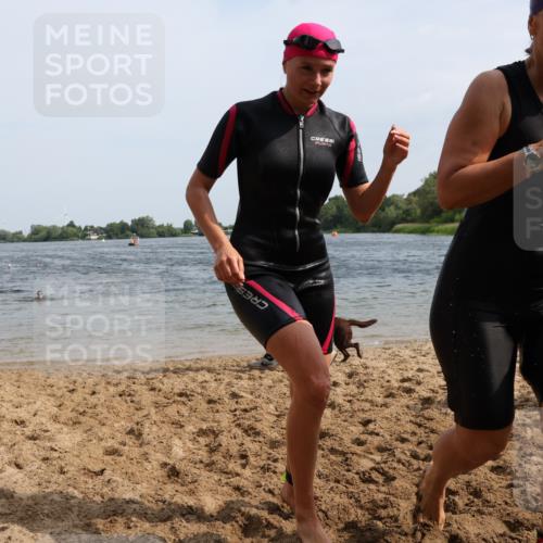 15.06.2025 - 27. Vierlanden-Triathlon Lena Gebhardt http://msf.ph/oto/8020797 15.06.2025 10:18:06 Schwimmen 515, 550, 568, 629 meine-sportfotos.de