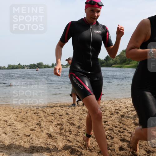 15.06.2025 - 27. Vierlanden-Triathlon Lena Gebhardt http://msf.ph/oto/8020813 15.06.2025 10:18:06 Schwimmen 515, 550, 568, 629 meine-sportfotos.de