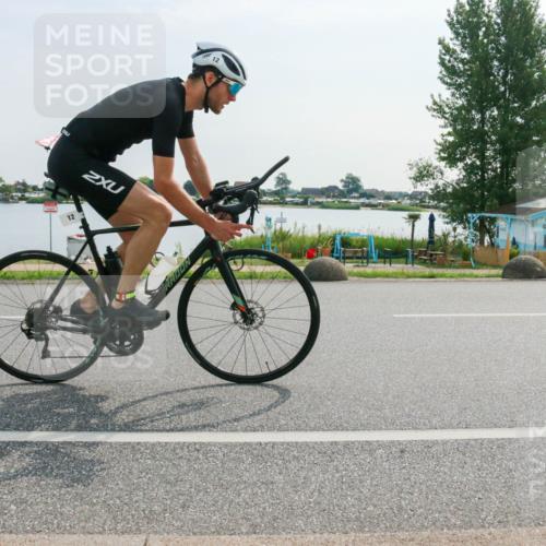 15.06.2025 - 27. Vierlanden-Triathlon H.Heesch http://msf.ph/oto/8020815 15.06.2025 09:50:02 Radfahren 12, 80, 216 meine-sportfotos.de