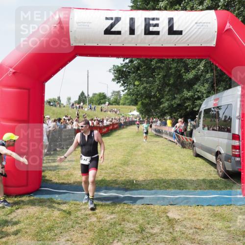 21.06.2025 - 27. Vierlanden-Triathlon MichiJ http://msf.ph/oto/8020827 15.06.2026 11:36:18 Ziel 378, 403 meine-sportfotos.de