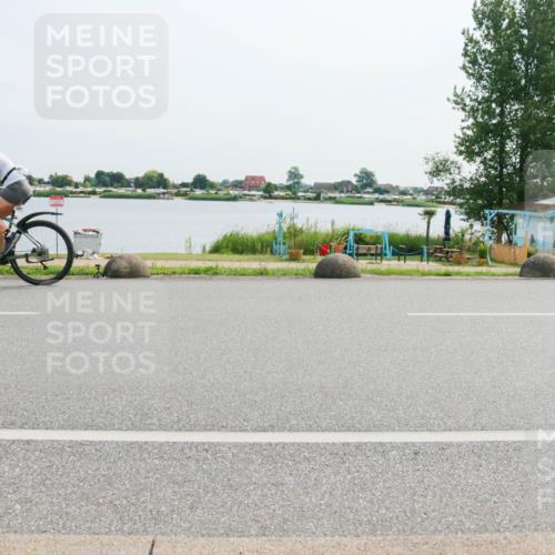 15.06.2025 - 27. Vierlanden-Triathlon H.Heesch http://msf.ph/oto/8020836 15.06.2025 10:27:05 Radfahren 35, 288, 557, 574, 588 meine-sportfotos.de