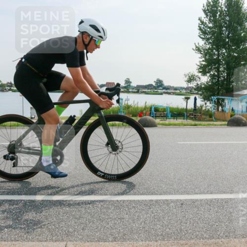 15.06.2025 - 27. Vierlanden-Triathlon H.Heesch http://msf.ph/oto/8020866 15.06.2025 09:50:53 Radfahren 15, 26, 35 meine-sportfotos.de