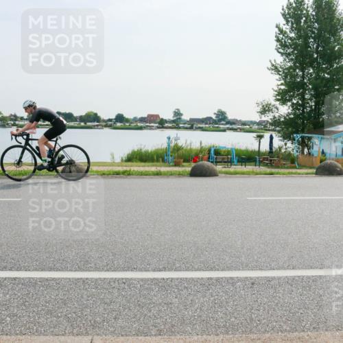 15.06.2025 - 27. Vierlanden-Triathlon H.Heesch http://msf.ph/oto/8020868 15.06.2025 09:50:55 Radfahren 15, 20, 26, 35, 210 meine-sportfotos.de