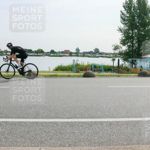 15.06.2025 - 27. Vierlanden-Triathlon H.Heesch http://msf.ph/oto/8020881 15.06.2025 09:50:57 Radfahren 15, 20, 26, 35, 165, 210 meine-sportfotos.de