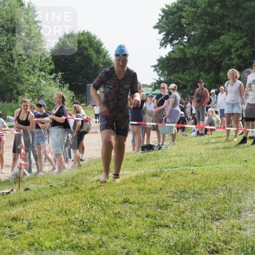 15.06.2025 - 27. Vierlanden-Triathlon KatJ http://msf.ph/oto/8020891 15.06.2025 10:23:21 Schwimmen 531 meine-sportfotos.de