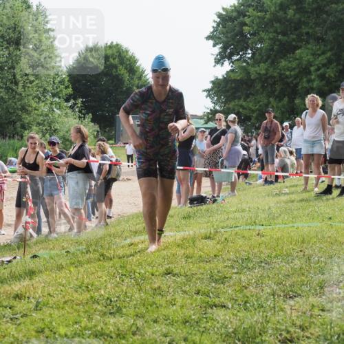 15.06.2025 - 27. Vierlanden-Triathlon KatJ http://msf.ph/oto/8020897 15.06.2025 10:23:21 Schwimmen 531 meine-sportfotos.de