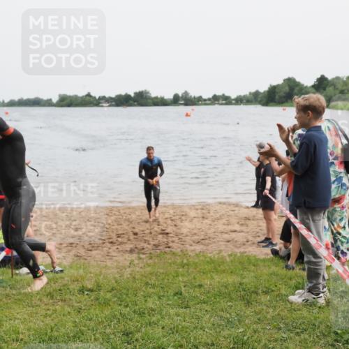 21.06.2025 - 27. Vierlanden-Triathlon MichiJ http://msf.ph/oto/8020950 15.06.2026 10:50:40 Schwimmen 753, 767 meine-sportfotos.de