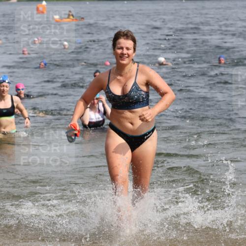 15.06.2025 - 27. Vierlanden-Triathlon Lena Gebhardt http://msf.ph/oto/8020956 15.06.2025 10:18:14 Schwimmen 515, 535, 550, 568, 586, 629 meine-sportfotos.de
