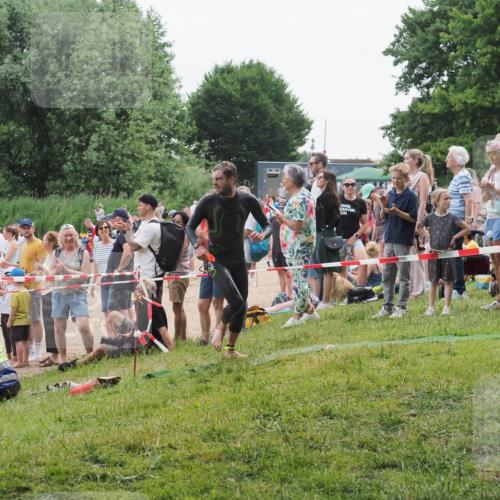 15.06.2025 - 27. Vierlanden-Triathlon KatJ http://msf.ph/oto/8020962 15.06.2025 10:51:08 Schwimmen 775 meine-sportfotos.de