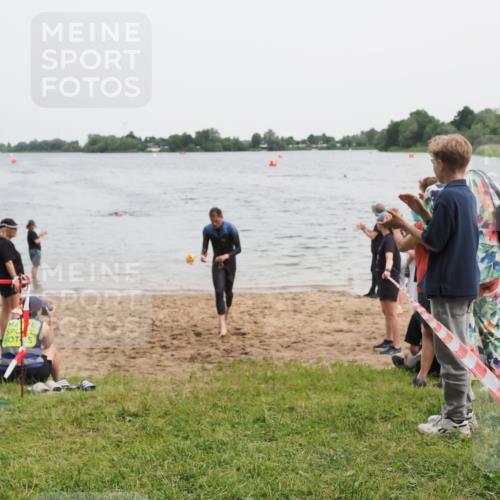 21.06.2025 - 27. Vierlanden-Triathlon MichiJ http://msf.ph/oto/8020970 15.06.2026 10:50:40 Schwimmen 753, 767 meine-sportfotos.de