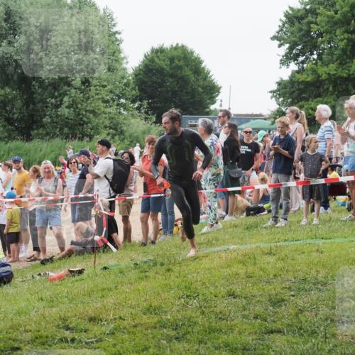 15.06.2025 - 27. Vierlanden-Triathlon KatJ http://msf.ph/oto/8020994 15.06.2025 10:51:08 Schwimmen 775 meine-sportfotos.de