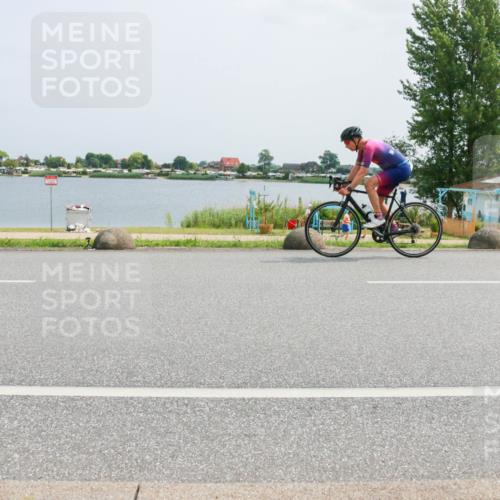 21.06.2025 - 27. Vierlanden-Triathlon H.Heesch http://msf.ph/oto/8021018 15.06.2025 12:04:29 Radfahren 725, 833, 904 meine-sportfotos.de